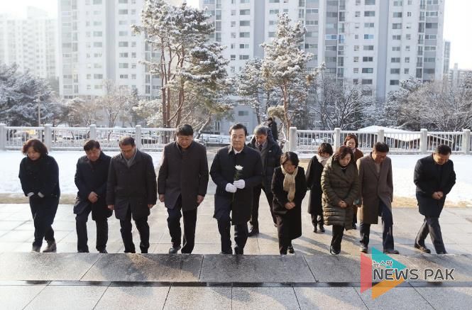 김성제 의왕시장, 시정 복귀…첫 행보로 현충탑 신년 참배