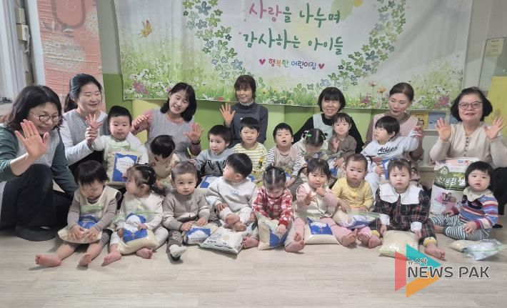 안성시동부무한돌봄네트워크팀, 행복한어린이집과 '사랑의 쌀' 나눔