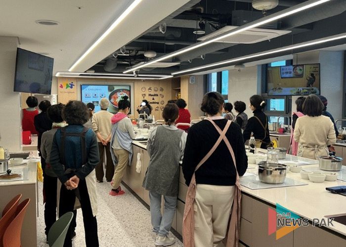 지난 2일 철산건강생활지원센터 5층 영양교육실에서 '내 손 뚝딱 건강밥상'을 진행하고 있다.