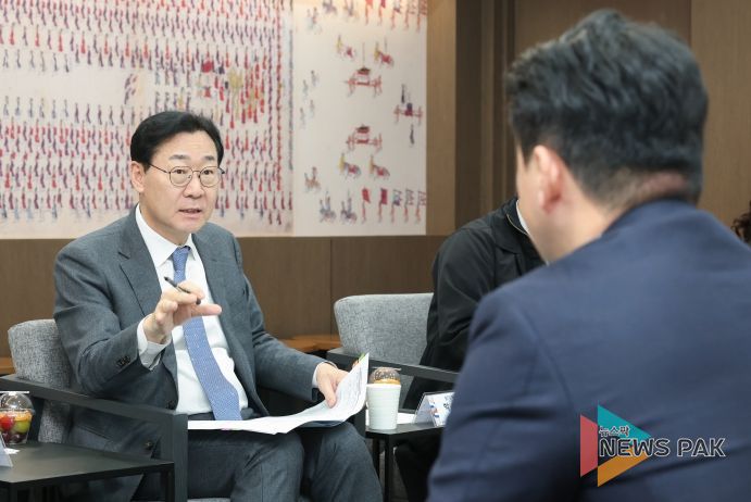 정명근 화성특례시장이 13일 시가 주최한 '생리용품 부담 완화를 위한 소통 간담회'에서 '(가칭) 코리요 생리대' 추진 취지에 대해 설명하고 있다.