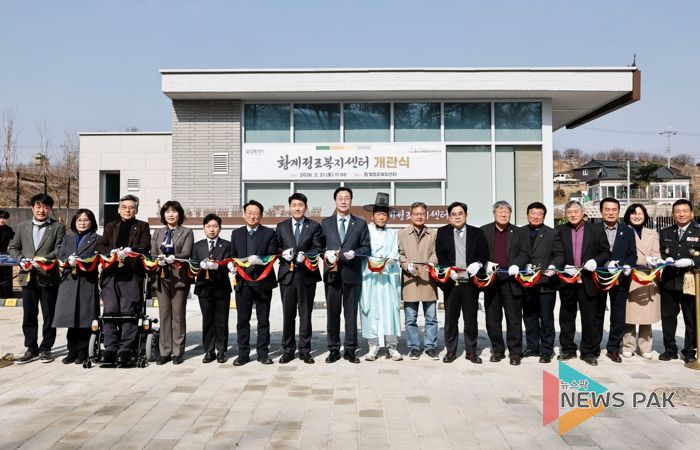 정명근 화성특례시장(가운데)과 배정수 화성특례시의회 의장(가운데 왼쪽), 내빈들이 테이프 커팅식을 하고 있다