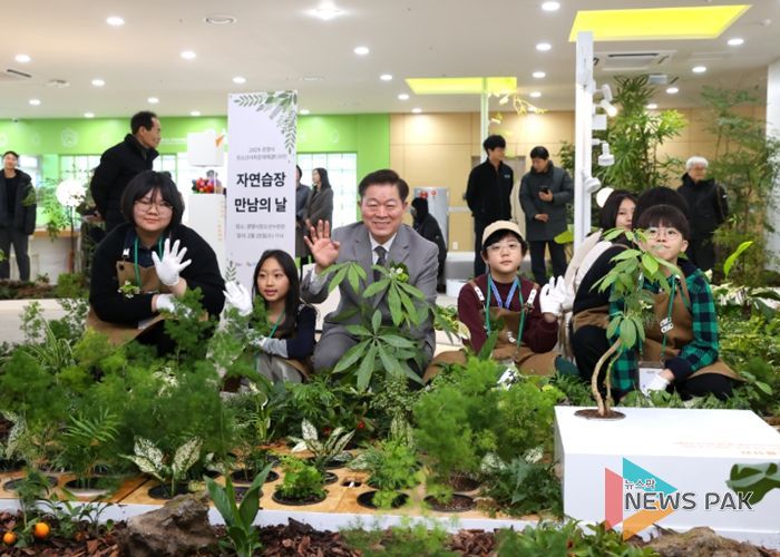 박승원 광명시장이 25일 광명시청소년수련관 1층에서 열린 청소년 인생정원 '자연습장' 개소식에 참석해 청소년들과 기념사진을 촬영하고 있다.
