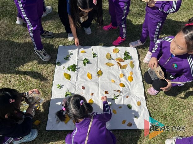 유아 단체 프로그램 〈풀잎따라 실학따라〉에 참여한 어린이들이 ‘정원을 사랑한 실학자, 정약용’을 주제로 다산정원에서 생태체험 활동을 하고 있다.