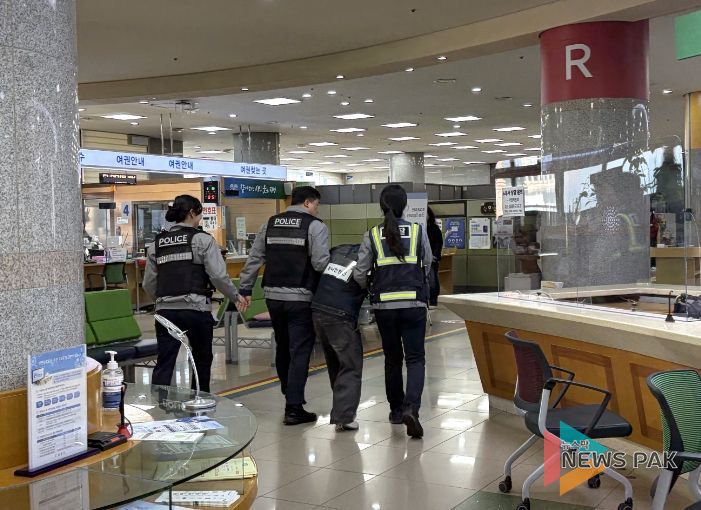 26일 시청 종합민원실에서 광명경찰서와 합동으로 모의훈련을 실시하고 있다.