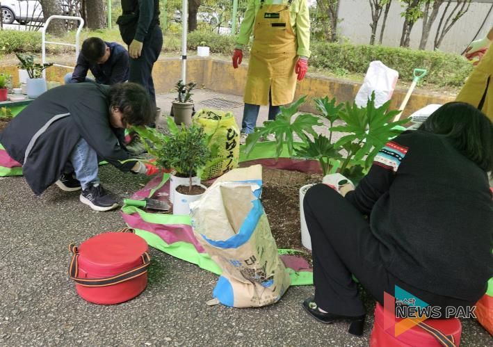 ‘찾아가는 새빛 정원 상담실’에서 시민들이 분갈이 교육을 받고 있다.