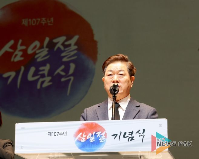 박승원 광명시장이 1일 오전 광명시민회관 대공연장에서 열린 ‘제107주년 3.1절 기념행사’에서 기념사를 하고 있다.