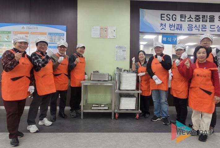 수원시 장안구 정자1동 주민자치회, 어르신 대상 배식 봉사로 사랑 나눔