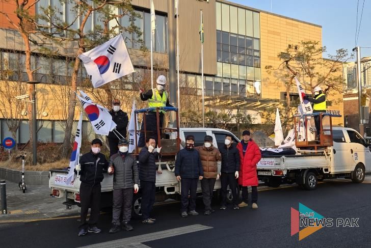 수원시 장안구 영화동 새마을지도자협의회, 3.1절 맞아 나라사랑 고취를 위한 태극기 물결 조성