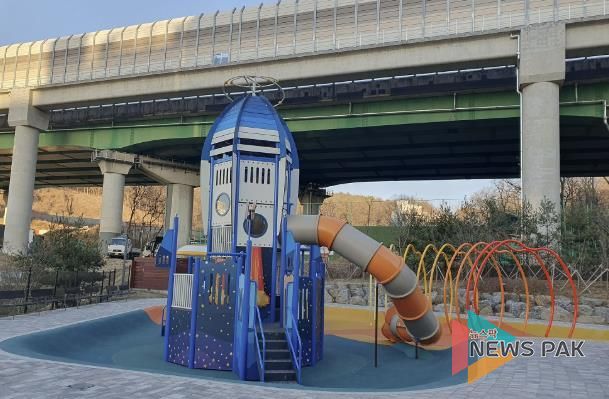 신규로 조성된 부곡동 물놀이장에 보호자가 땡볕을 피할 그늘막이 전무한 모습