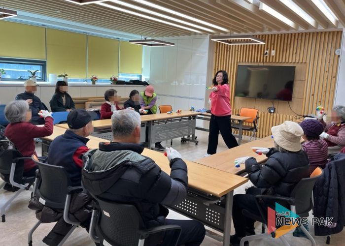 3일 소하동 치매안심센터에서 '기품(기억을 품은) 쉼터' 첫 회기를 진행하고 있다.