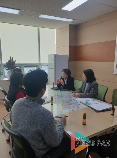 시 관계자가 고양교육지원청과 고등학생 원거리 통학 문제를 논의하고 있다.