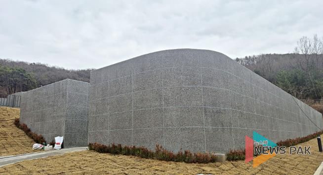 신규 설치된 화성도시공사 함백산추모공원 봉안담 사진