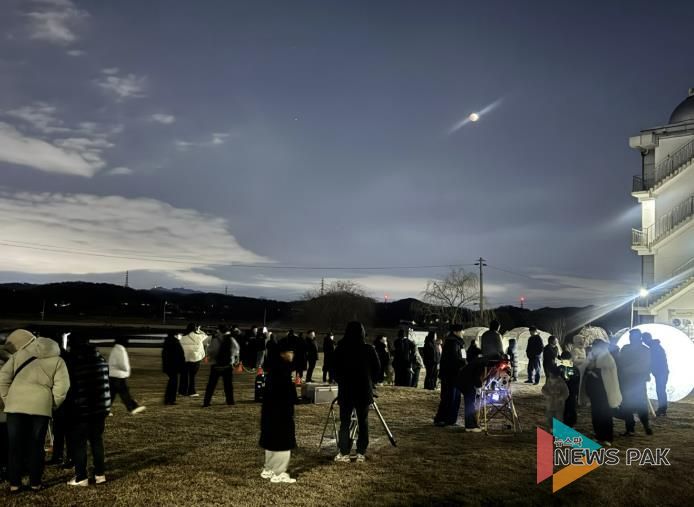 시흥시농업기술센터 천문관, 개기월식 공개관측 행사 성료… 시민 참여 성황