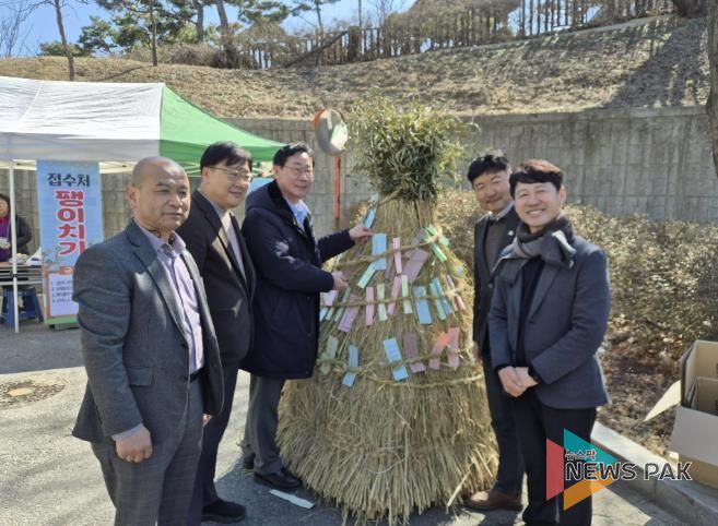 정명근 화성특례시장과 지역 관계자들이 정월대보름 소원지를 달며 한 해의 안녕과 풍요를 기원하고 있다