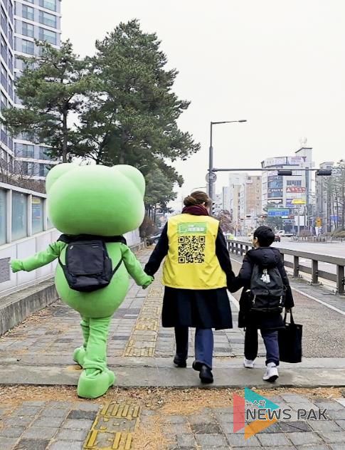 수원시 ‘초등 저학년 등하교 동행돌봄 서비스’ 이용 현장 모습.