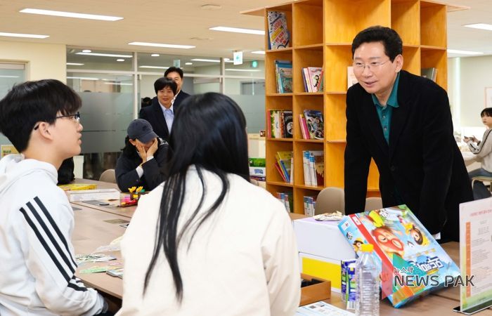 이상일 용인특례시장이 14일 동천청소년문화의집 시설을 방문해 청소년 이용자들과 이야기를 나누고 있다.