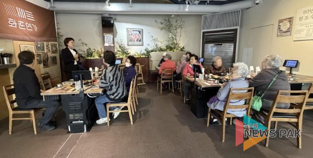 수원시 권선구 금곡동 정성 담은 한상, 화춘연가에서 어르신 점심식사 대접