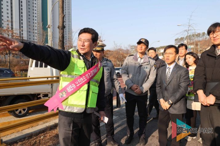 이상일 용인특례시장은 20일 함박초 등굣길 교통지도봉사에 참여해 학교 주변 통학로를 점검했다