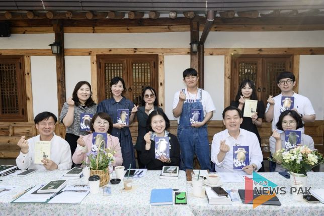 이재준 수원시장이 공직자들과 독서 학습 프로그램에 참여하고 있다.