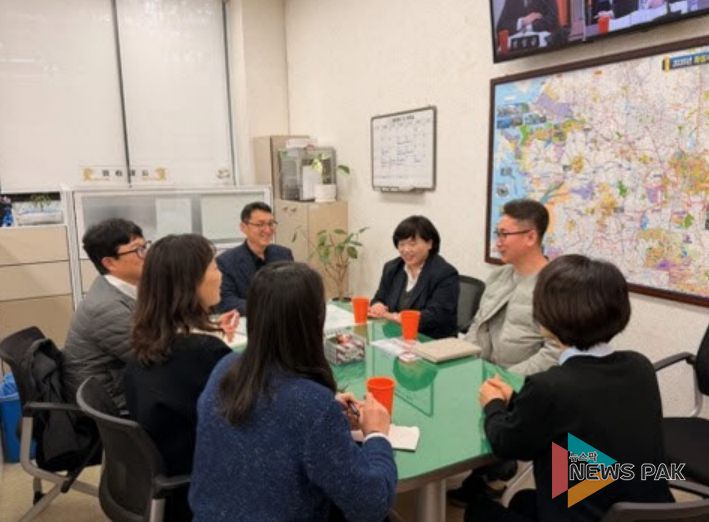 화성특례시 체납관리단 담당부서 공무원과 세종특별자치시 소속 공무원들이 3월 18일 화성시청에서 체납관리단 벤치마킹 시간을 갖고 있다