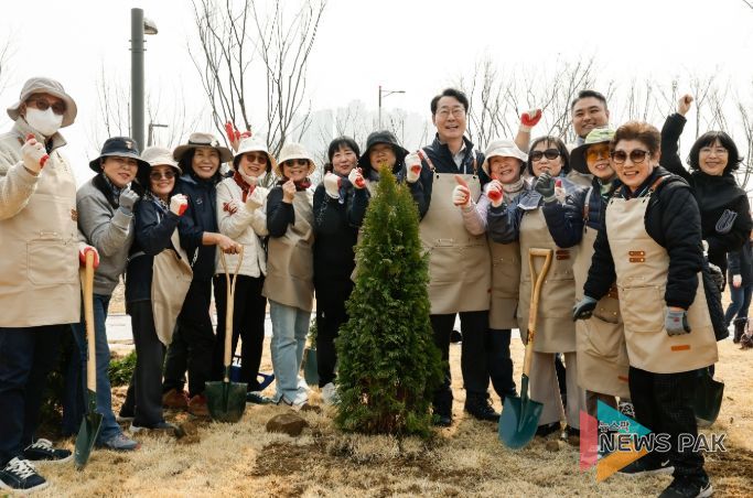 정명근 화성특례시장이 시민들과 함께 기념 식수 후 기념촬영을 하고 있다.