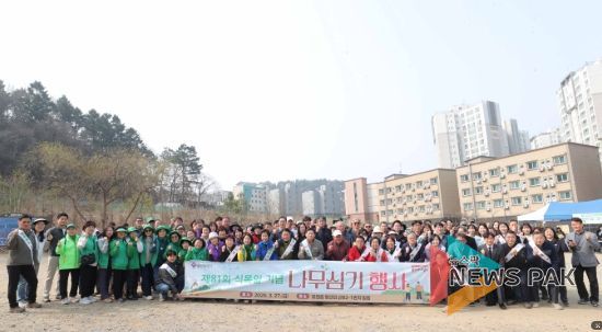 이상일 용인특례시장은 27일 식목일을 맞아 열린 나무심기 행사에서 참석자들과 기념촬영 했다