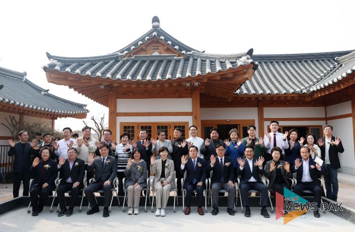 장미영 수원특례시의회 문화체육교육위원장을 비롯한 참석자들이 ‘남수헌’ 개관식 후 기념촬영을 하고 있다.