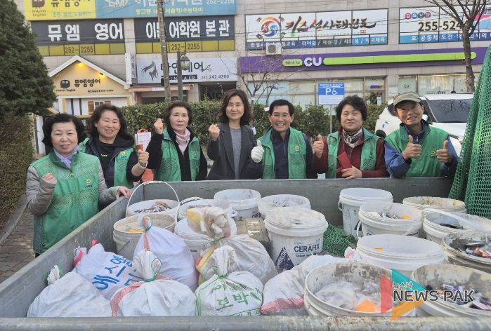 수원시 장안구 새마을지도자조원1동협의회, 자원순환 실천을 위한 ‘사랑의 폐건전지’ 전달