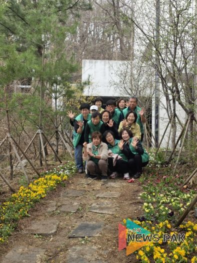 광명시 광명5동 새마을지도자협의회와 부녀회는 30일 봄맞이와 식목일을 기념해 비올라와 팬지 등 봄꽃 600그루를 심었다.