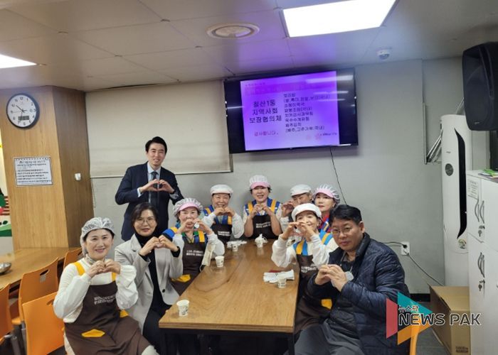 광명시 철산1동 지역사회보장협의체는 매월 다섯 번째 주 월요일 관내 복지관을 찾아 어르신들을 위한 점심 배식과 도시락 배달 봉사활동을 펼치고 있다.