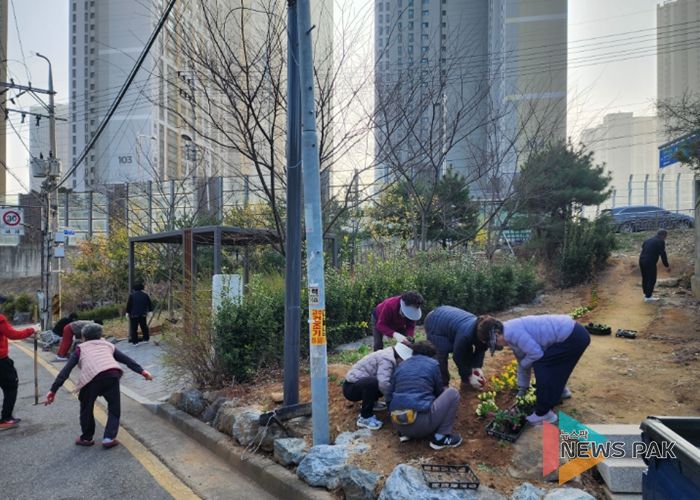 광명시 일직동 행정복지센터는 지난 28일 본격적인 봄철을 맞아 쾌적하고 아름다운 마을 환경을 조성하기 위해 호봉골 소공원 일대에서 ‘2026년 시민참여 꽃 심기’ 행사를 실시했다.