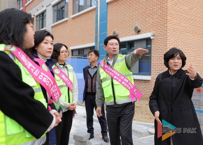 이상일 용인특례시장이 30일 기흥구 신갈초등학교를 찾아 어린이 안심골목과 승하차 구역 등 현장을 살펴 보고 있다
