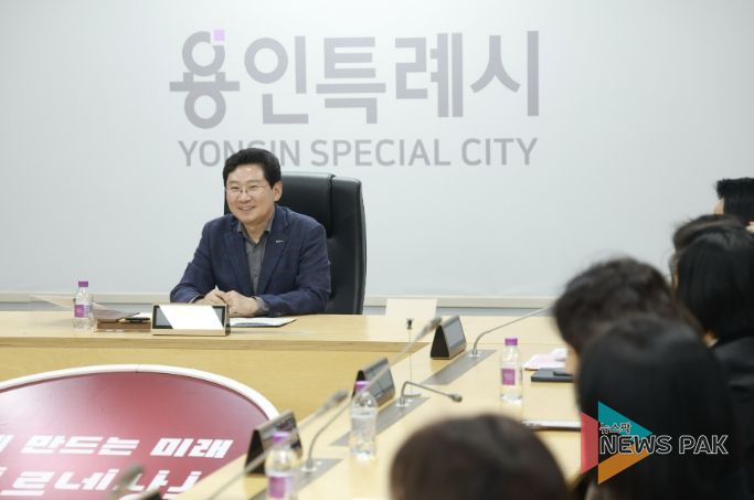 이상일 용인특례시장이 26일 시청에서 학부모들과 (가칭)AI예술융합고 설립 등 교육 현안을 논의하고 있다