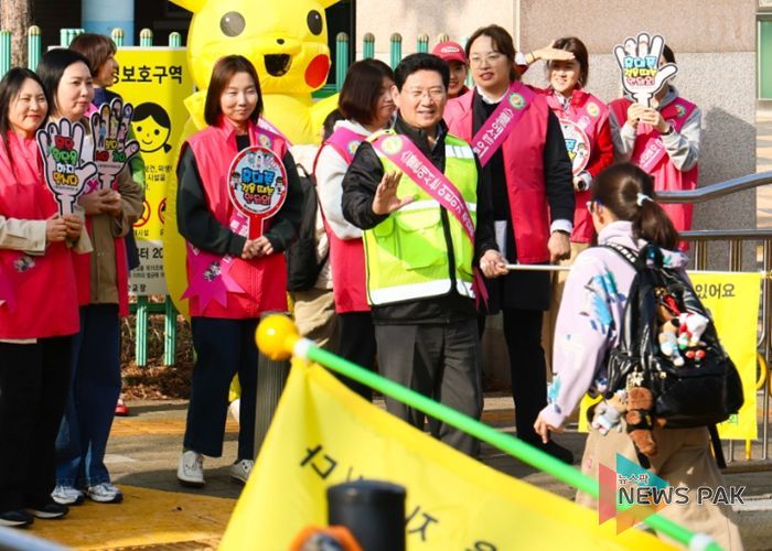 이상일 용인특례시장이 31일 아침 흥덕초등학교에서 교통지도봉사에 참여했다.