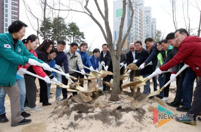 이재식 수원특례시의회 의장이 31일 대유평공원에서 열린 「제81회 식목일 기념 나무심기 행사」에 참석해 시민 및 관계자들과 함께 기념 식수를 하고 있다.