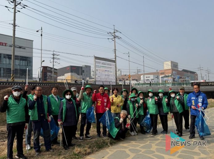 안성시 안성3동 새마을 남·녀협의회, 상춘객 맞이 금석천 환경정화 실시