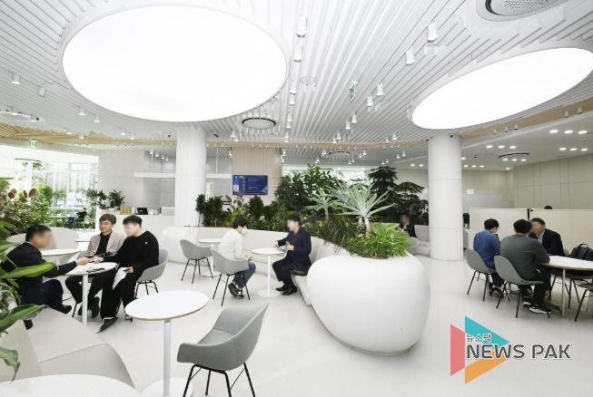 새빛민원실 베테랑팀장은 민원 서비스 혁신의 본보기가 됐다. 새빛민원실에서 민원인과 상담하는 베테랑팀장.