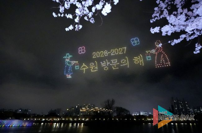 ‘2026 만석거 새빛축제’에서 드론쇼가 펼쳐지고 있다.