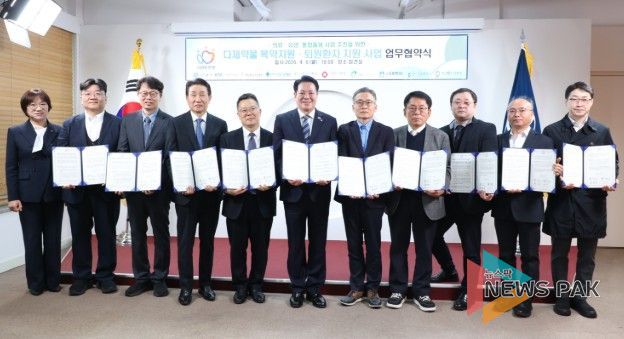 6일 오전 10시 시청 접견실에서 열린 다제 약물 복약 지원 퇴원 환자 지역 사회 연계 사업 업무 협약식에서 최대호 안양시장과 참석자들이 기념 사진을 찍고 있다