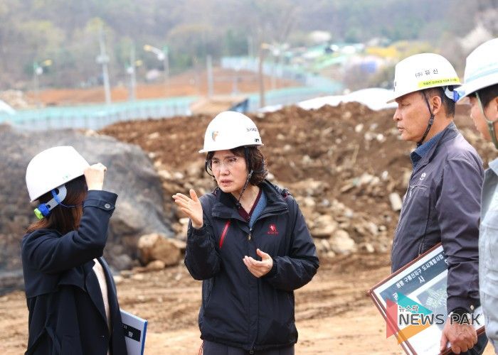 최혜민 광명시장 권한대행(부시장)이 6일 오후 구름산지구 도시개발사업 현장을 찾아 공사 진행 상황을 점검하고 있다.