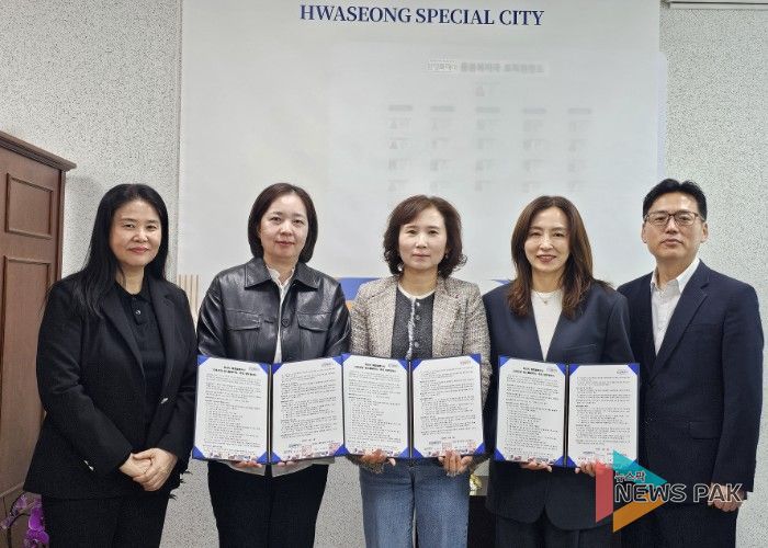 화성특례시가 ‘간호요양 원스톱패키지’ 추진을 위해 관내 재가요양기관과 업무협약을 체결하고 협약서를 들어 보이며 기념촬영을 하고 있다