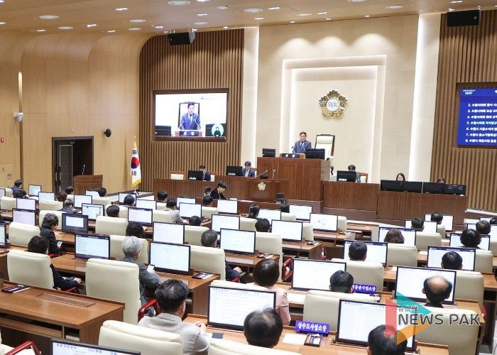 수원특례시의회가 8일 본회의장에서 제400회 임시회 제2차 본회의를 열고 조례안 등 안건을 심의·의결하고 있다