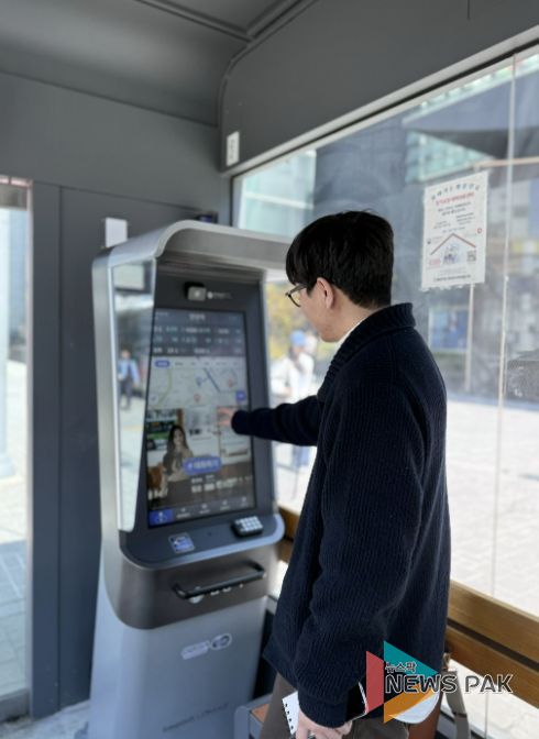 안양역에 설치된 AI 대화형 버스정보시스템 키오스크를 사용 중인 모습