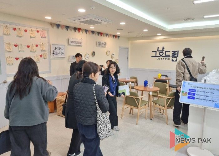 지자체 관계자들이 ‘그냥드림 온(溫) 라운지’ 공간 구성과 통합돌봄 운영 방식에 대한 현장 설명을 청취하고 있다