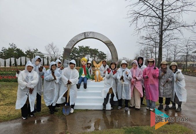 평택시민정원사, 봄비 속 봄꽃 심기로 정원에 생기 더해