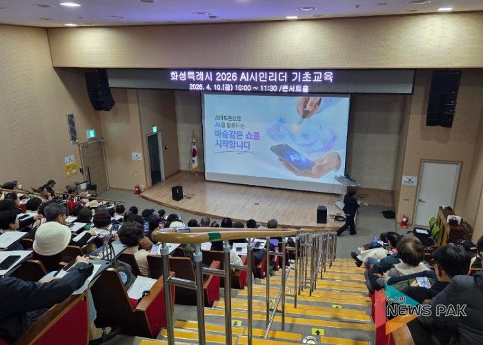 시니어 교육 참여자들이 강의실에서 스마트폰을 활용해 생성형 AI를 체험하며 교육에 참여하고 있다