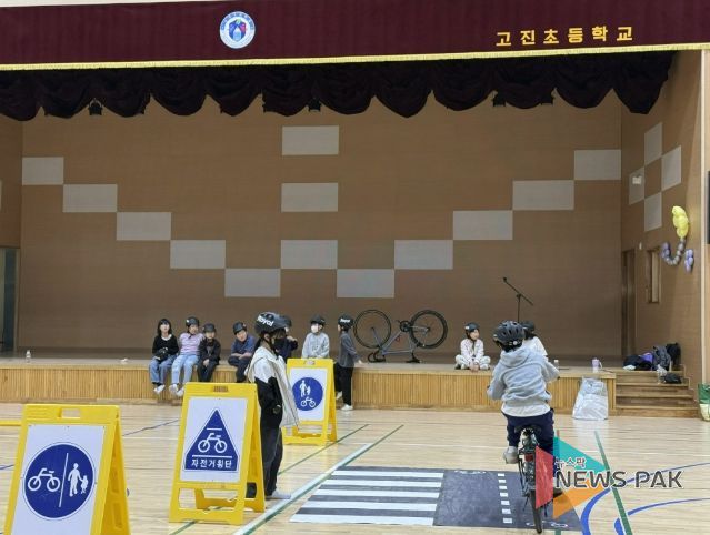 용인특례시는 4~10월 초등학교 20개 교를 대상으로 찾아가는 자전거 안전 교육을 한다. 사진은 지난 10일 고진초에서 진행된 교육