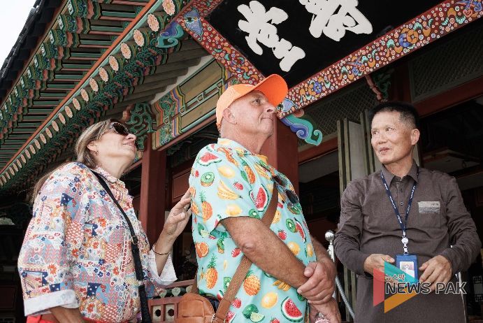 스티브 프라이스씨가 화성행궁을 둘러보고 있다.