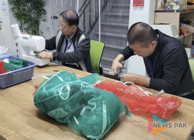 수원시 팔달구 행궁동 경기행복마을관리소, 자원순환 실천 '양파망 수세미 나눔'