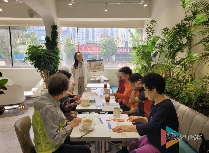 관내 카페에서 '찾아가는 병·의원 교육'을 운영하고 있다.